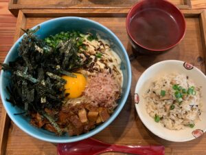 オキナワソバエイブンの濃厚!釜玉チーズぶっかけ沖縄そば