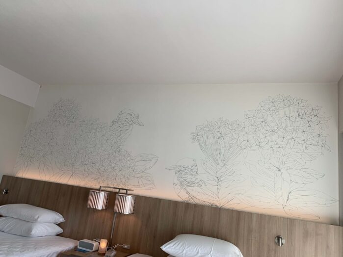 ルネッサンス・オキナワ・リゾートのお部屋の壁紙に書かれているのは鳥とお花！