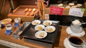 フォーポイントバイシェラトン函館の朝食のパンコーナー。