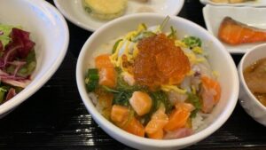 フォーポイントバイシェラトン函館のばくだん丼美味しい!