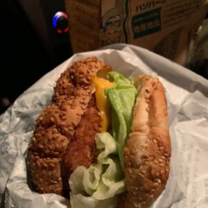 フォーポイントバイシェラトン函館の近くのラッキーピエロ函館駅前店で購入。