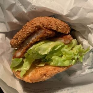 フォーポイントバイシェラトン函館の近くのラッキーピエロ函館駅前店で購入。