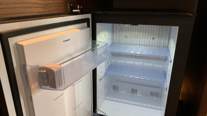 フォーポイントバイシェラトン名古屋中部国際空港の客室の冷蔵庫です。