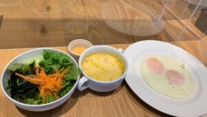 フォーポイントバイシェラトンの朝食会場のエボリューションでおかわりした目玉焼きとか。