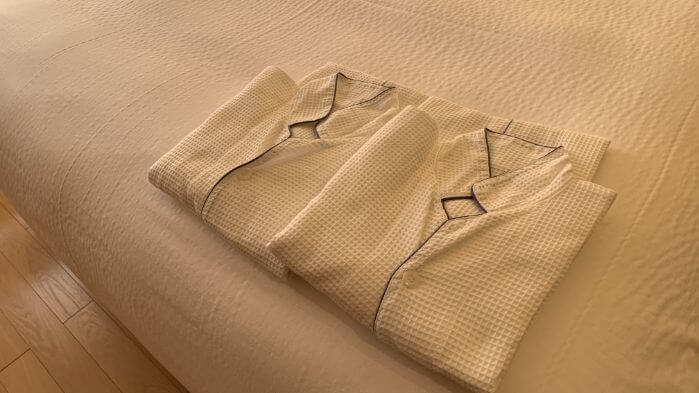 フェアフィールドバイマリオット岐阜清流里山公園の客室内のパジャマ。
