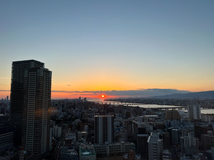 ウェスティンホテル大阪の客室から見る夕陽。