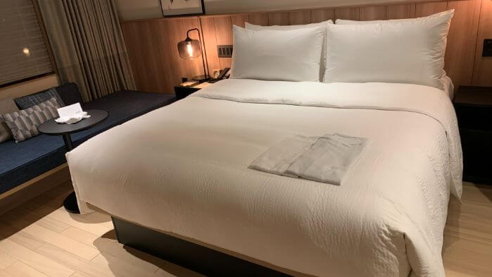 和歌山マリオットすさみの客室内ベッドとパジャマです。