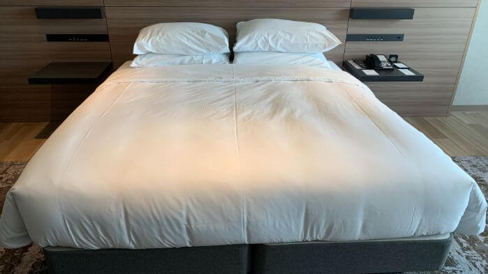 客室内キングサイズのベッドです。