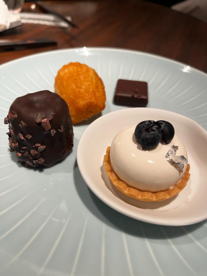 リッツカールトン福岡｜ディナー前のオードブルとカクテルドリンク